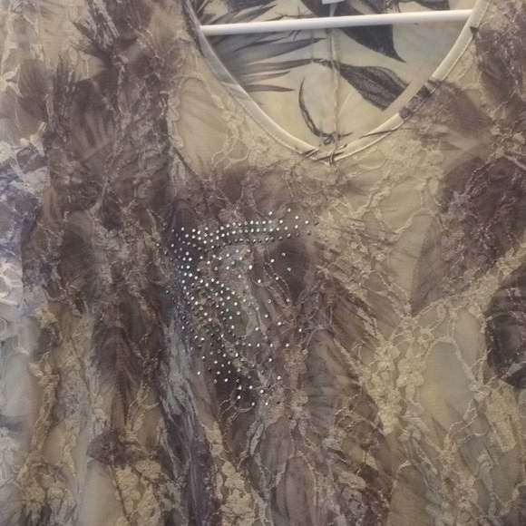 FINAL MARKDOWN Feminine -LOOKING Ladies' Top (2X) - Picture 2 of 5